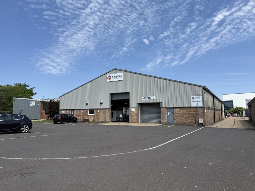 Lot: 20 - LEASEHOLD INDUSTRIAL UNIT AND LAND FOR INVESTMENT - Front view of the industrial unit from Southmoor Lane